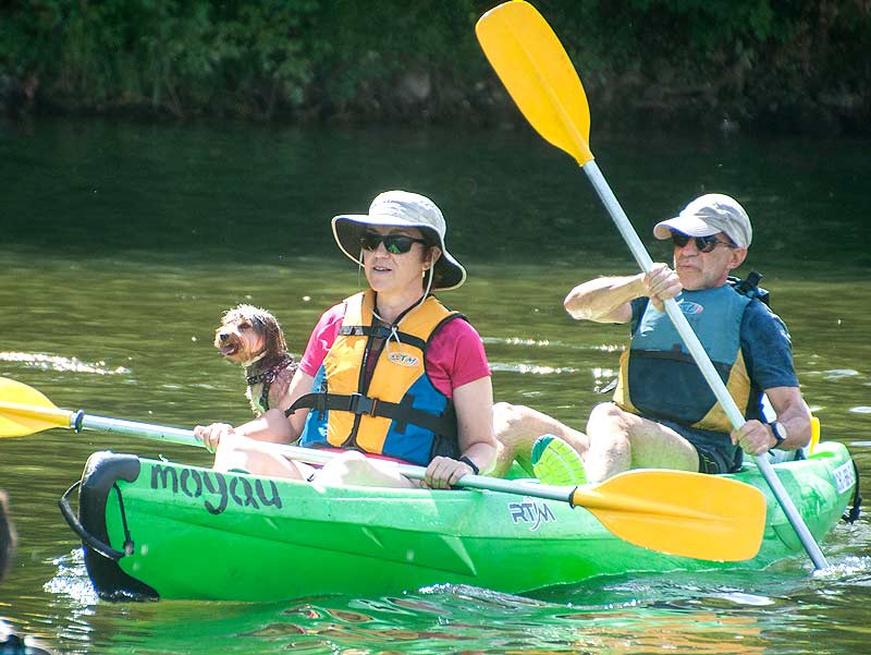 Foto del descenso del sella en canoa con perro