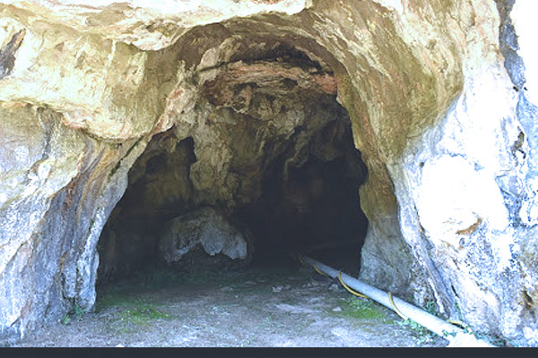 Entrada a la cueva la Lluera en el concejo de Oviedo