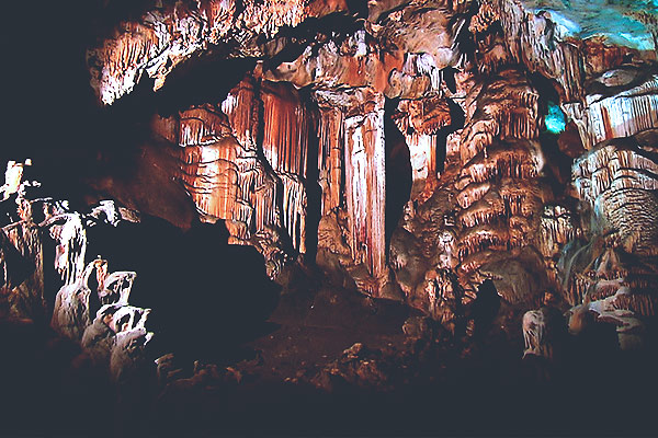 Majestuosidad del interior de la cueva La Peña ubicada en Candamo