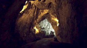 La cueva asturiana de La cuevona, en el pueblo de Cuevas