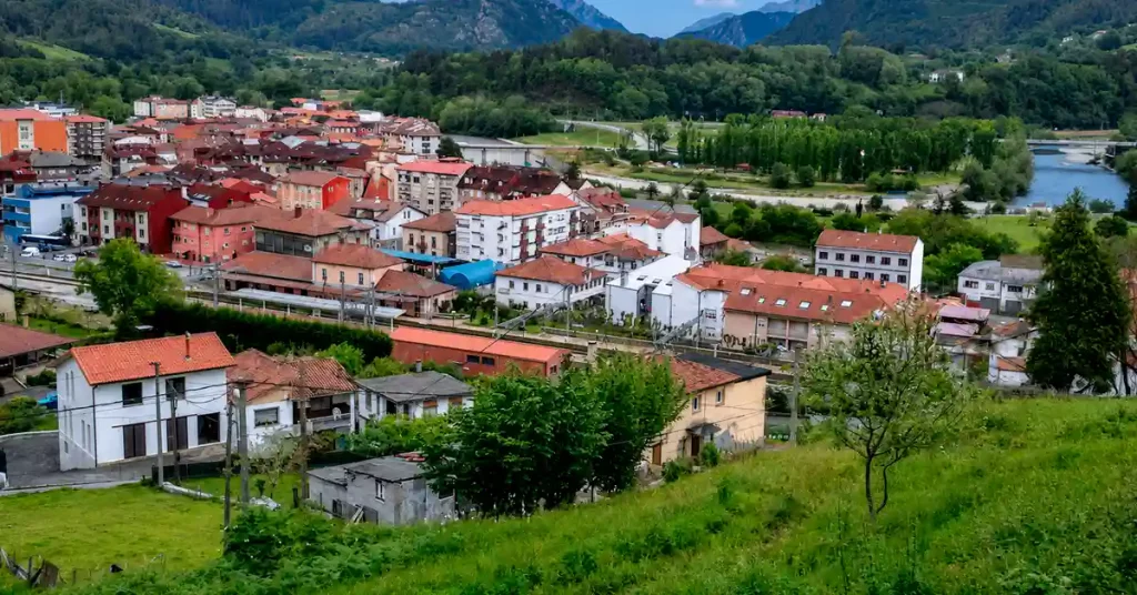 Vista panorámica de Arriondas con el río a la derecha