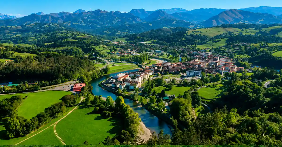Vista panorámica de Arriondas con el río Sella que lo bordea.