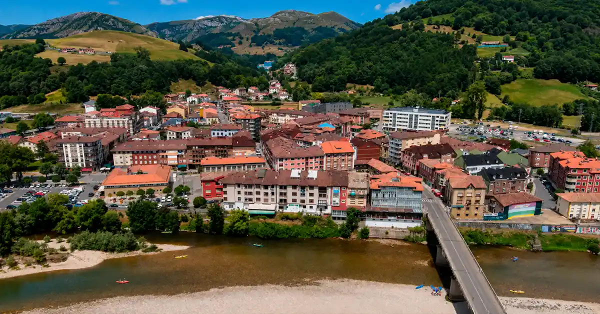 Vista de Arriondas con el río Sella en primer plano y el puente desde donde Sale el Descenso Internacional del Sella