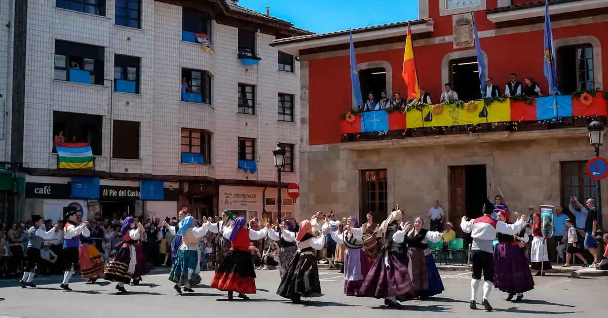 Un grupo folclórico baila en una de las fiestas de Arriondas delante del Ayuntamiento de Parres en la Plaza del Cañón