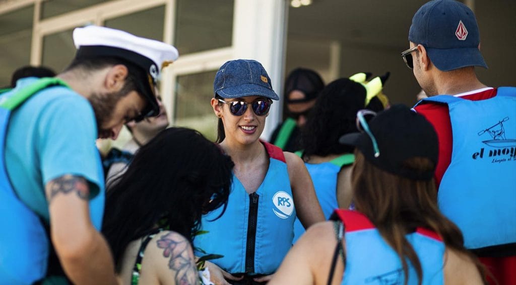 Grupo de personas poniéndose chalecos antes de hacer el descenso del Sella en canoa