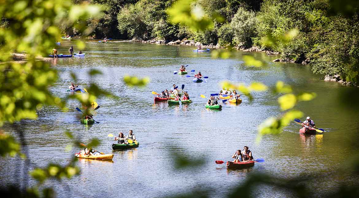 Canoas bajando el río Sella en una de las épocas del año con más gente, verano
