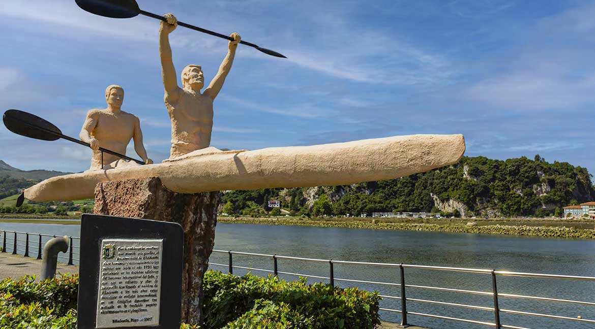 Escultura que homenajea a los ganadores del Descenso Internacional del Sella