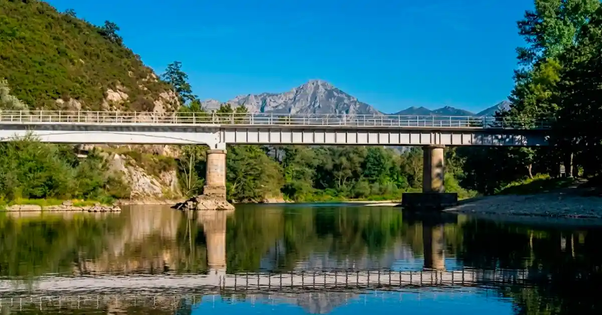 Puente de Toraño o Torañu sobre el río Sella
