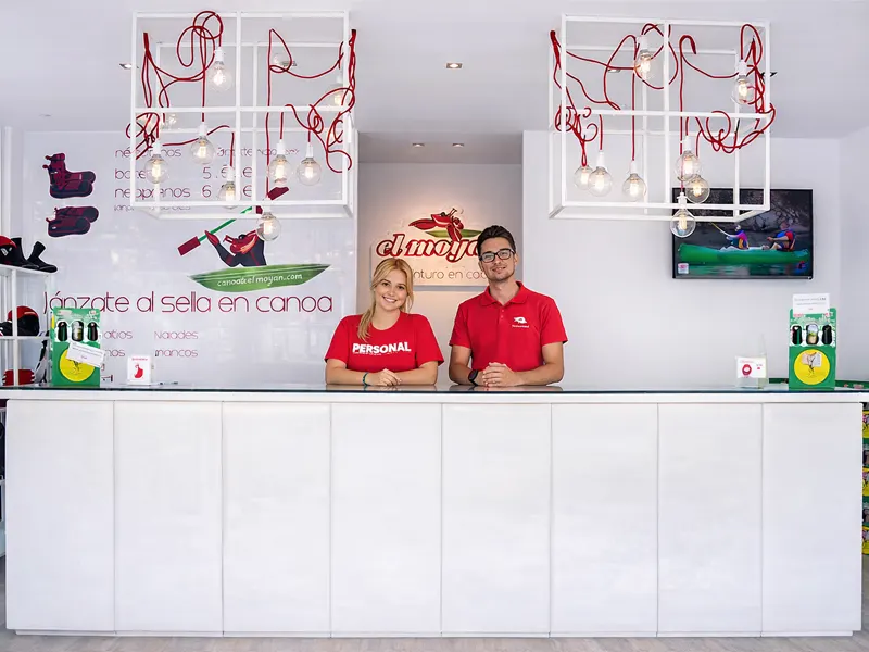 Personal de Canoas El Moyau en el Centro de Recepción de Clientes del descenso del Sella