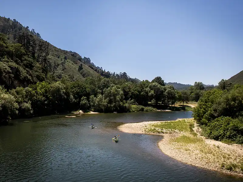 Vista del río Sella y su paisaje con dos canoas en el río en la zona del Mini-Sella