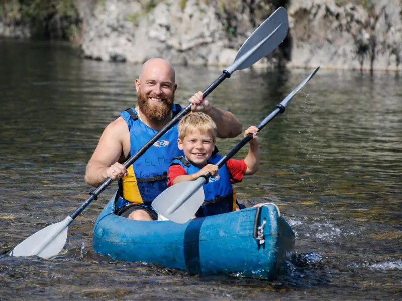 Padre e hijo remando en el río Sella
