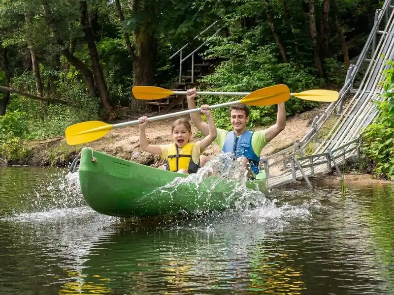 Un joven y una niña en una canoa después de salir por la rampa de Canoas El Moyau
