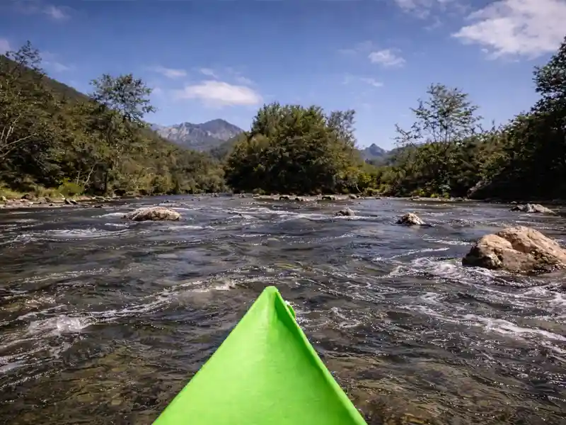 Canoas pasando por el Rabión del Diablu, uno de los tramos divertidos del recorrido del Sella.