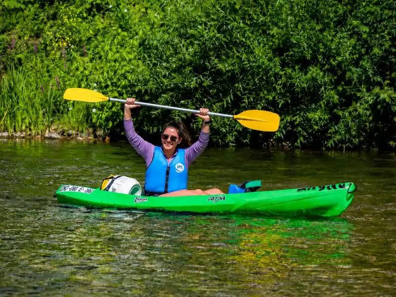 Hombre con un remo en una canoa de tipo K1 de Canoas El Moyau