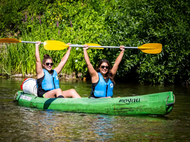 Pareja de mujeres en una canoa de tipo K2 de Canoas El Moyau mientras hacen la bajada del Sella