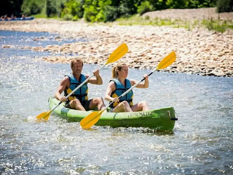 Una pareja hacen el descenso del Sella en canoa con el Moyau