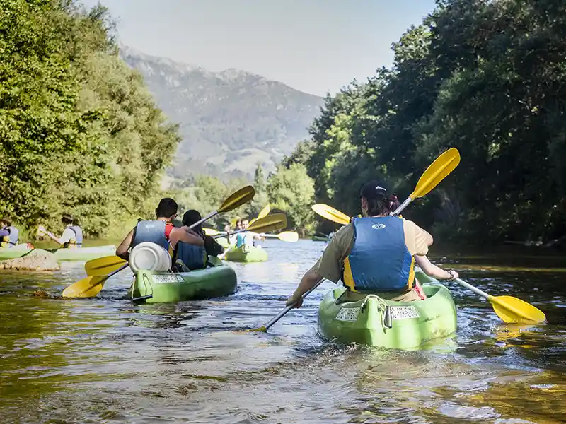 Embarcaciones de Canoas El Moyau haciendo el descenso del Sella