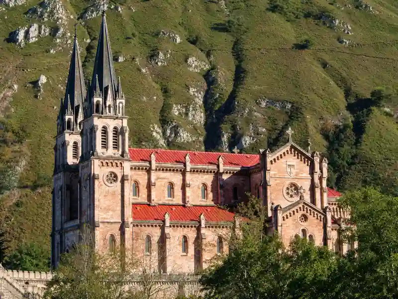 La Basílica de Santa María la Real de Covadonga rodeada de montañas