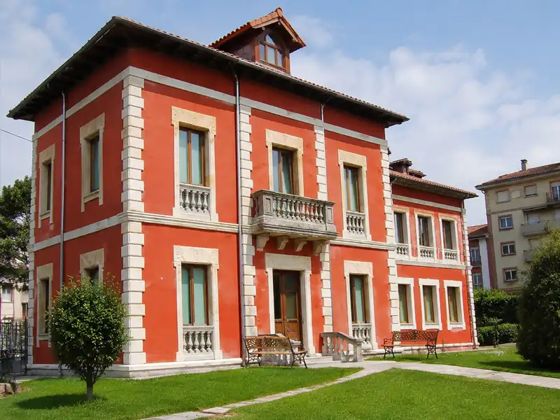 Exterior de la Casa Riera o Chalet de Don Pedro en Cangas de Oniís