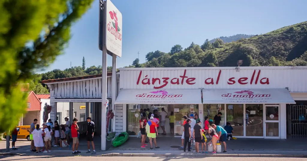 Indicaciones de cómo llegar al descenso del Sella en las instalaciones de Canoas El Moyau en Arriondas, Asturias.