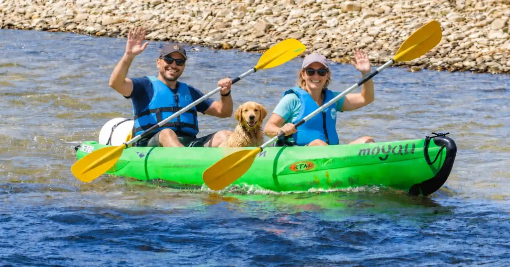 Dos personas en canoa haciendo el descenso del Sella