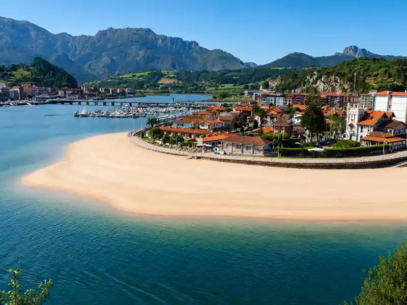 Desembocadura del río Sella en el Mar Cantábrico con el Puente de Ribadesella y la Playa de Santa Marina.