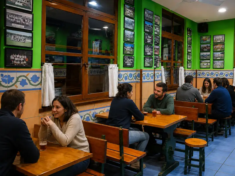 Interior de la sidrería El Forquetu con gente tomando algo en sus mesas