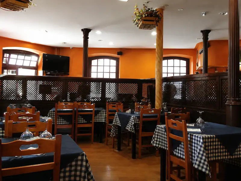 Interior del restaurante El Tonel de Gigi