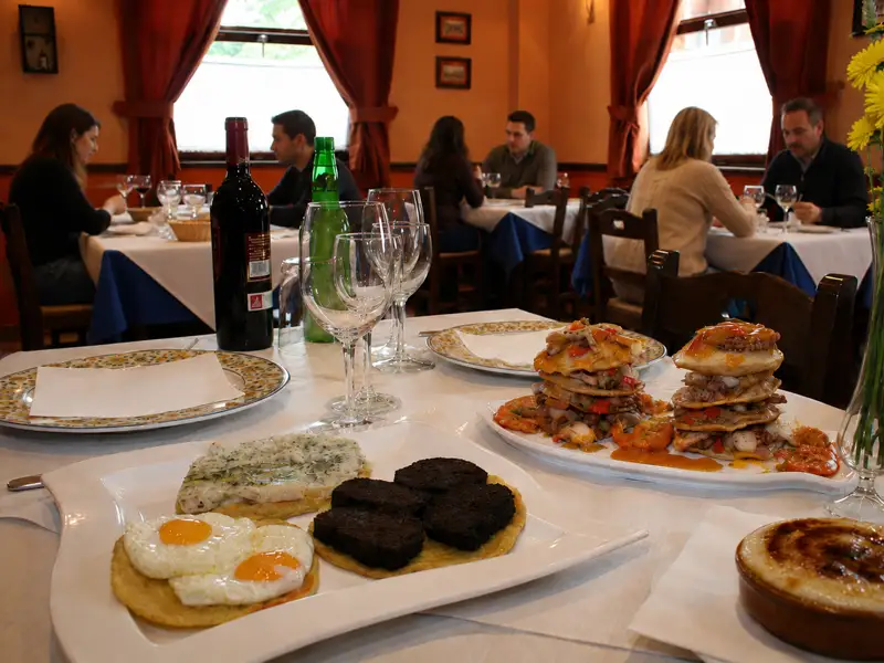 Gente comiendo en el restaurante La Posada de Granda en Arriondas