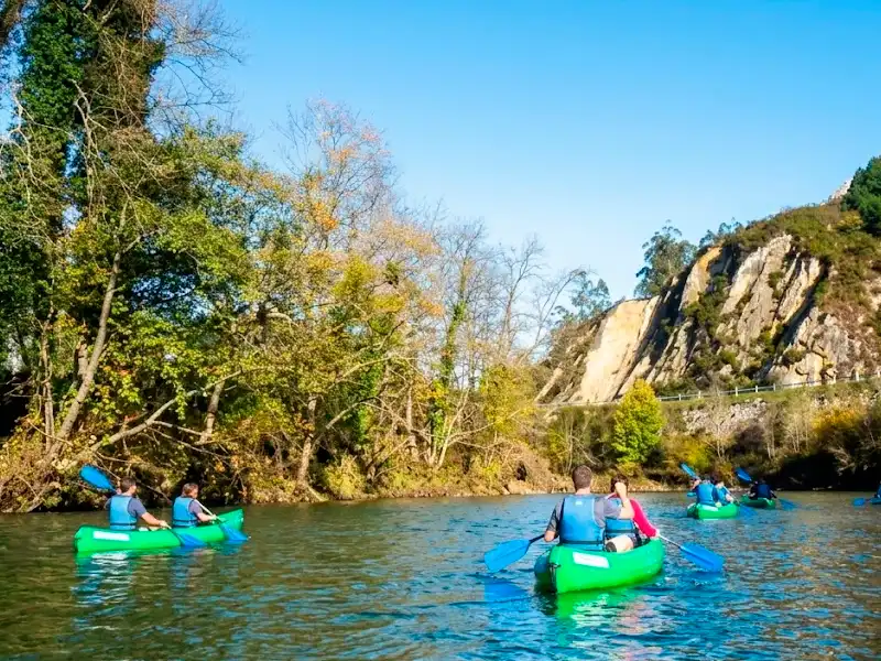 Varias canoas en la zona de La Requexada en el río Sella