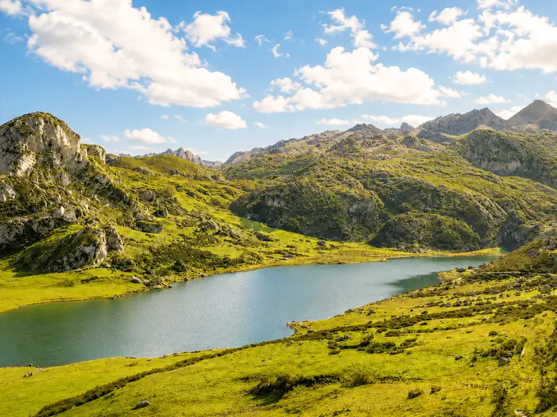 Uno de los lagos de Covadonga rodeado de los Picos de Europa