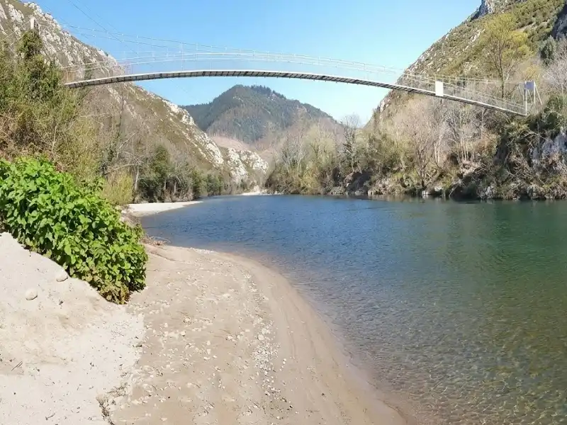 Pasarela de Llordón desde el río Sella