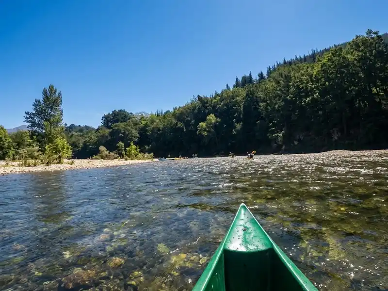Una canoa entra en la zona del Picu La Vieya en el recorrido del Sella