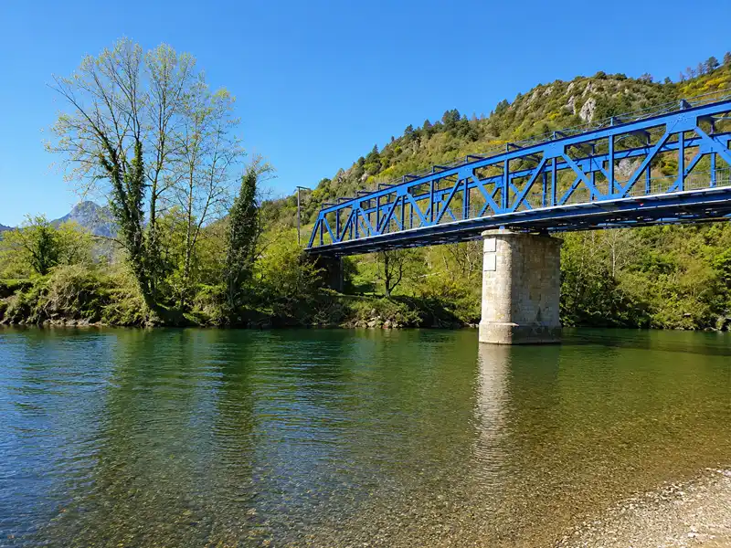 El puente azul de Llovio sobre el río Sella