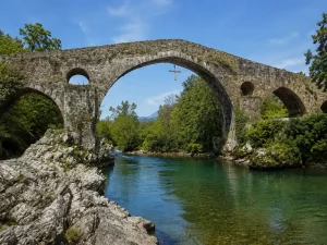 Puente medieval (romano) de Cangas de Onís sobre el río Sella