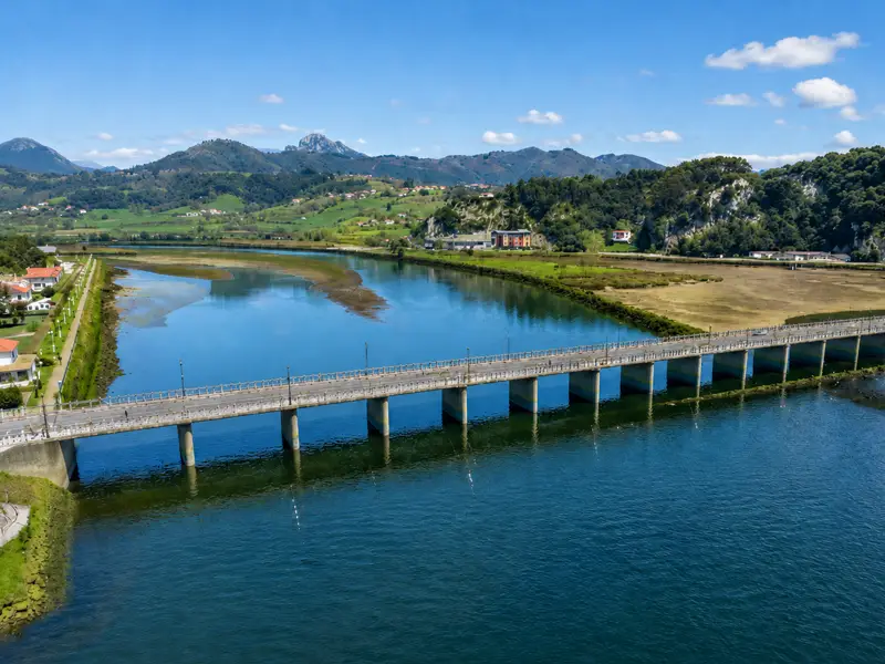 Puente de Ribadesella, sobre el río Sella.