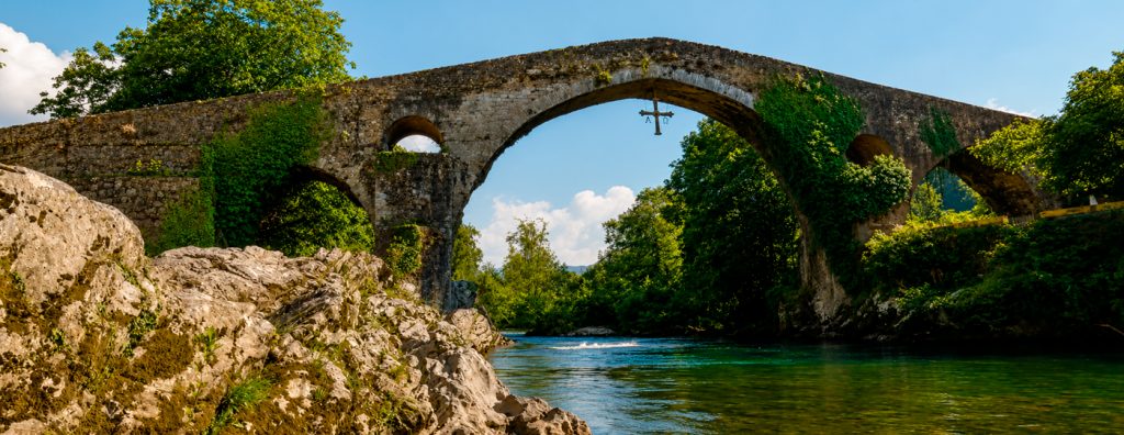 El Puente Medieval es el principal reclamo para ver en Cangas de Onís