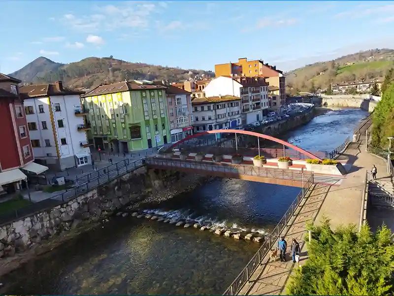 El río Güeña, afluente del Sella a su paso por Cangas de Onís