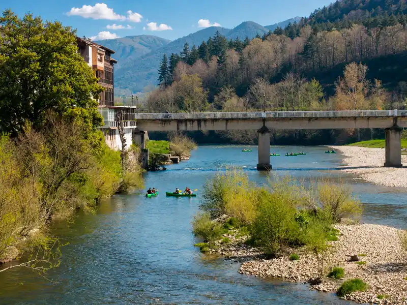 Canoas pasando por debajo del Puente de las Piraguas de Arriondas