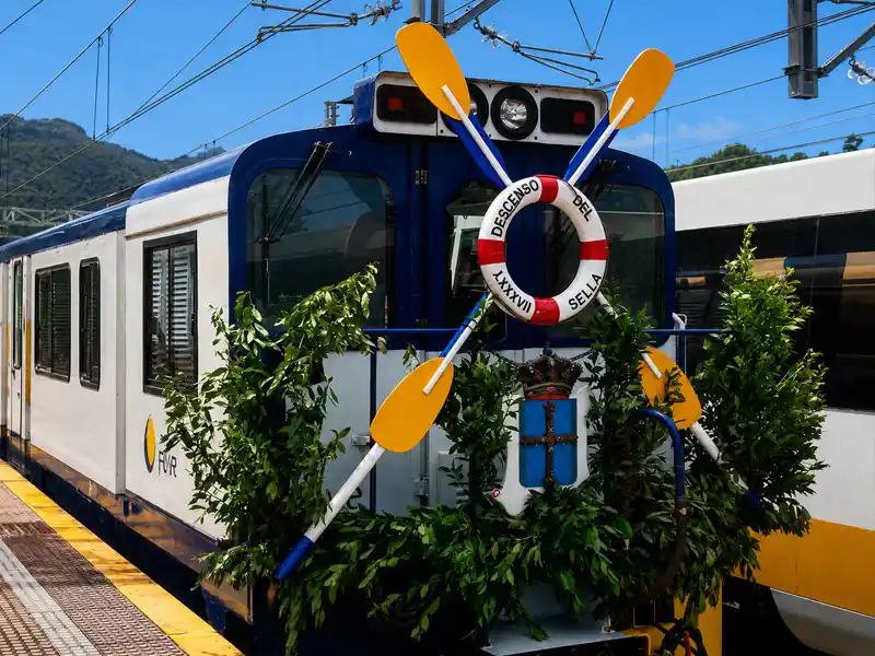El famoso Tren Fluvial del Sella o Tren Sellero engalanado para acompañar a los piragüistas durante el Descenso Internacional del Sella.
