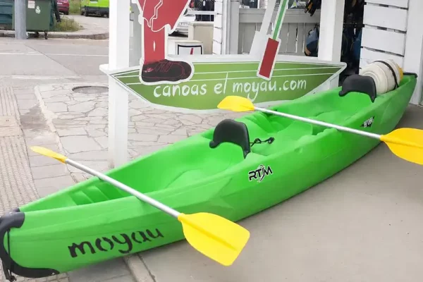 Canoa con respaldo a las puertas de la empresa de canoas en Asturias El Moyau