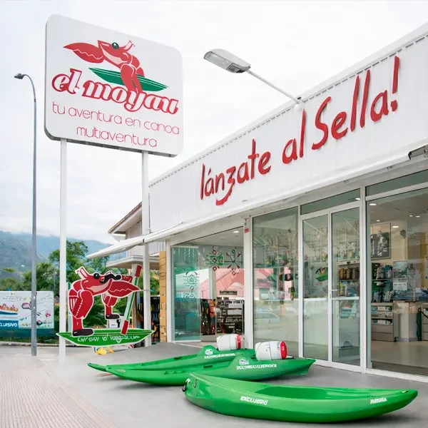 Exterior de las instalaciones de Canoas El moyau en Arriondas