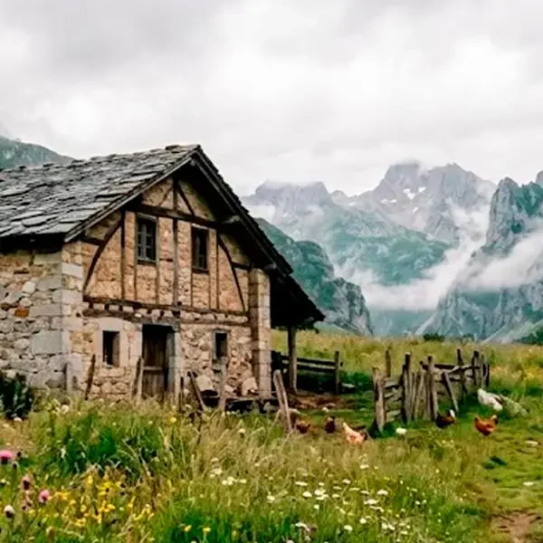 Vistas de casa rural y paisajes de montaña en las cercanías de Arriondas, ideales para el descenso del Sella con El Moyau.