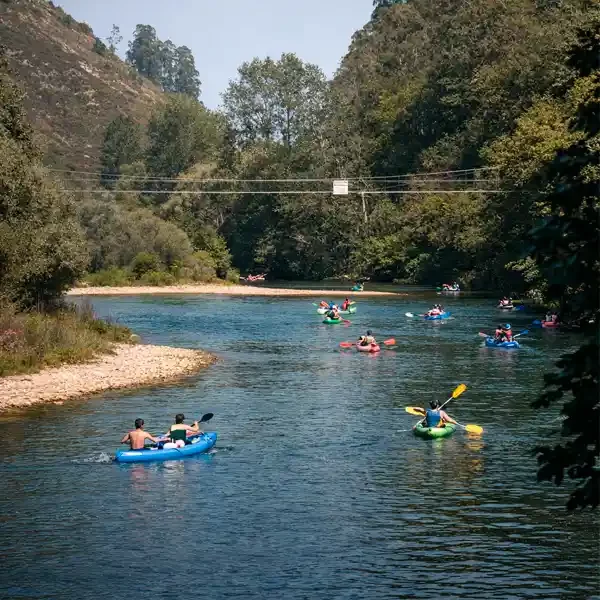 Varias canoas por el río Sella haciendo el recorrido del descenso del Sella en canoa